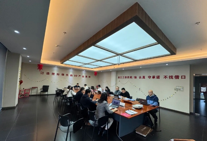 為深入貫徹中共中央、國務(wù)院印發(fā)的《國家標(biāo)準(zhǔn)化發(fā)展綱要》，落實(shí)加快數(shù)字化發(fā)展、建設(shè)數(shù)字中國的戰(zhàn)略部署，和《上海市全面推進(jìn)城市數(shù)字化轉(zhuǎn)型“十四五”規(guī)劃》，推進(jìn)上海城市數(shù)字化轉(zhuǎn)型標(biāo)準(zhǔn)化建設(shè)，數(shù)造科技積極響應(yīng)這一號(hào)召，成為上海市浦東新區(qū)第一批試點(diǎn)數(shù)字化改造企業(yè)之一，并順利通過驗(yàn)收。  圖片  圖片  圖片  圖片  圖為上海市城市數(shù)字化轉(zhuǎn)型工作領(lǐng)導(dǎo)小組部分領(lǐng)導(dǎo)和南匯工業(yè)園區(qū)領(lǐng)導(dǎo)、上海數(shù)造領(lǐng)導(dǎo)班子成員參加數(shù)字化改造驗(yàn)收答辯  圖片  參觀上海數(shù)造大廳的數(shù)字化制造“黑湖小工單”生產(chǎn)工序看板  數(shù)造科技自成立之初，創(chuàng)始人趙毅博士就以“數(shù)造”為企業(yè)命名，蘊(yùn)含數(shù)字化制造和變革的深遠(yuǎn)意義，與此時(shí)政府推進(jìn)聚焦制造業(yè)與數(shù)字化改造深度融合。未來，數(shù)造科技將不斷提升公司智能化、數(shù)字化、信息化改造力度，全面提升公司綜合管理和運(yùn)營水平，著力實(shí)現(xiàn)智能制造高質(zhì)量發(fā)展。